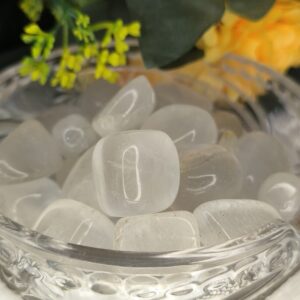 ✨ Clear Quartz Tumble Stone-Master Healer-Cleanses & Aligns Chakras-Versatile Healing Tool - Image 4